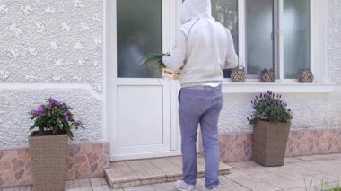 Tecrit edilmiş bir aileye taze sebze götürerek.