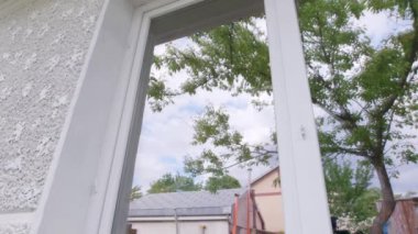 Paketi almak için dijital imzalı kuryeyi eve teslim et.