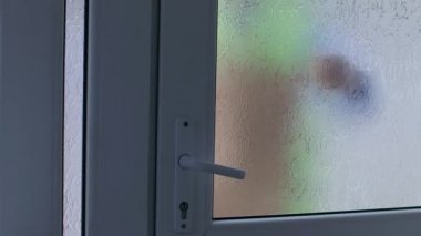 Kurye satış elemanı evinize yemek getiriyor. Yemek teslimatı konsepti. Yakın çekim.