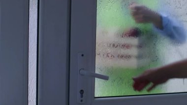 Kurye evinize organik sebzeler getiriyor. Teslimat konsepti. Yakın çekim.