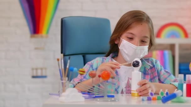 人工木模宇航员小女孩在科沃德19型肠病毒爆发期间在儿童房里做的家务活画笔 — 图库视频影像