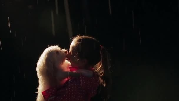Piękne Dziecko Psem Deszczu Miłość Psiego Zwierzaka — Wideo stockowe