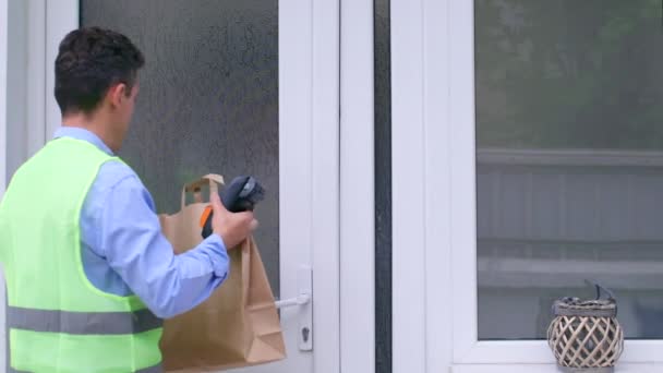 Koerier Brengt Eten Naar Huis Slimme Telefoonbetaling Voor Goederen — Stockvideo