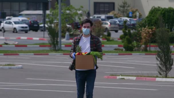 Volunteer Person Carring Fresh Vegetables Supermarket Store Time Epidemic Outbreak — Stock Video