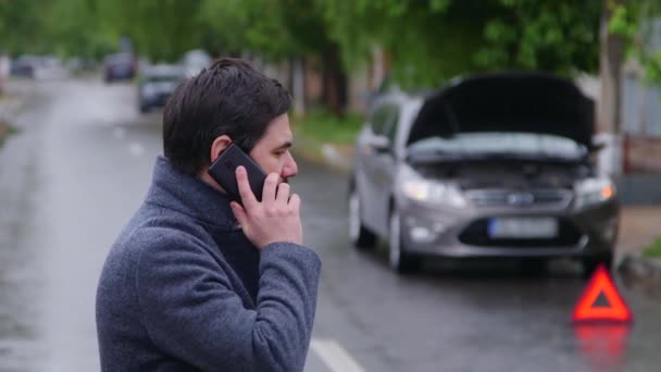 Mladý Rozrušený Obchodník Stojící Rozbitého Auta Hledající Opravárenskou Službu Smartphonu — Stock video