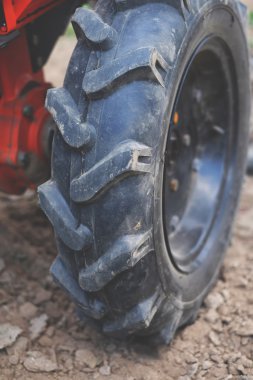 Tekerlekli traktör, lastik