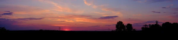 Panorama, zachód słońca nad polem — Zdjęcie stockowe