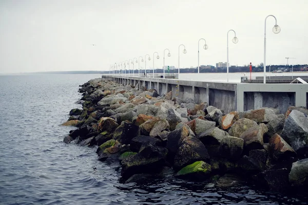 Brygga och stenar — Stockfoto