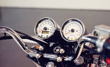 Bir motosiklet hız ölçer