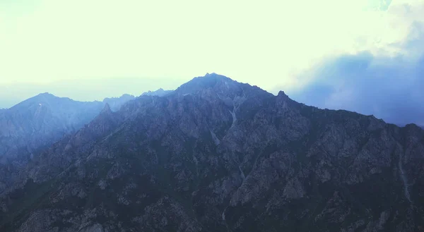 Mistige bergen en zon — Stockfoto