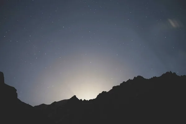 Cielo estrellado en las montañas y la luz — Foto de Stock