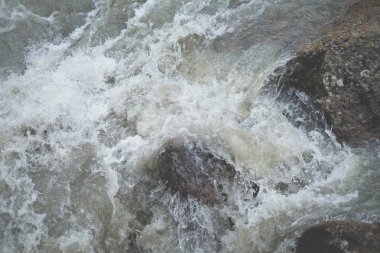 fırtınalı dağ Nehri