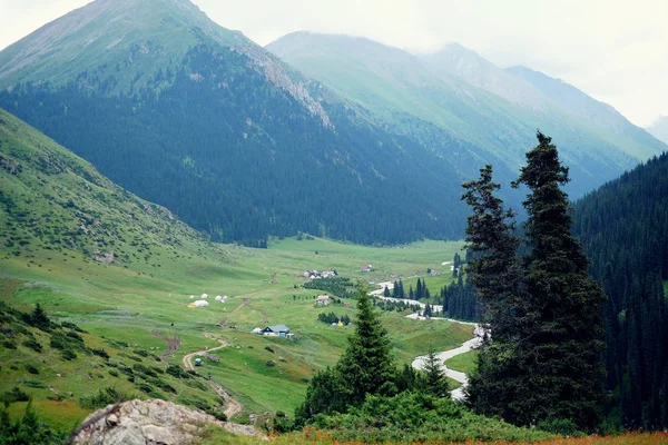 Panorama wsi w górach — Zdjęcie stockowe