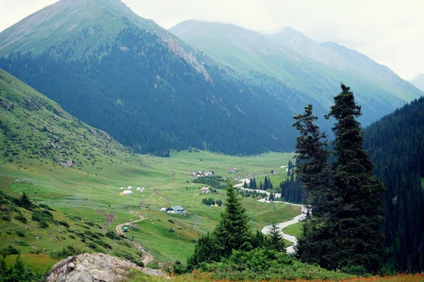 Panorama d'un village en montagne — Photo