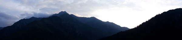 Panorama van de dageraad in de bergen — Stockfoto