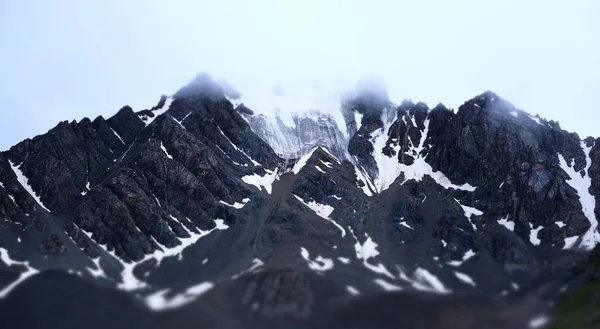 Panorama de montaña en la niebla — Foto de Stock