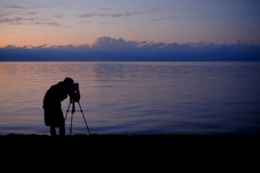 Fotoğrafçı deniz ve dağlar