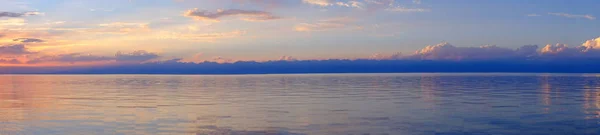 Panorama do mar e montanhas Fotografias De Stock Royalty-Free