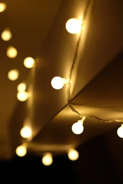 Ζεστά Χριστουγεννιάτικα Στεφάνια Φόντο Ξύλινο Φως Ζεστή Χρυσή Γιρλάντα — Φωτογραφία Αρχείου