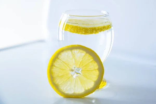 Bir dilim limon köpüklü soda, beyaz arka planda