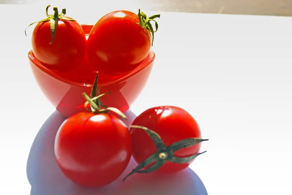 白い背景の上に小さなトマトをクローズ アップ — ストック写真