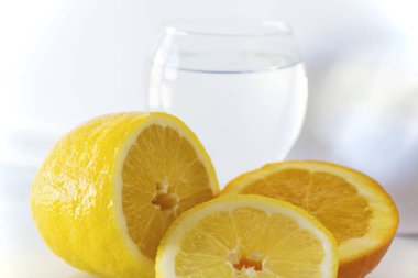 Bir bardak su ile izole narenciye