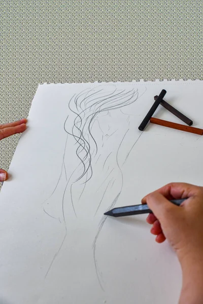 Дизайнерська Рука Малює Ескіз Сукні Чорною Ручкою — стокове фото