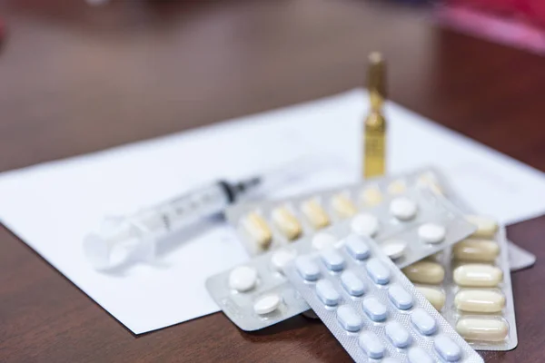 薬とテーブルの上の処方と注射器 — ストック写真