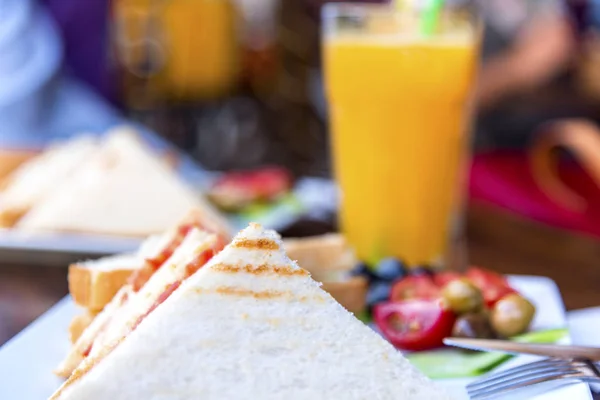 Toastbrot Frühstück Und Tomaten Und Gurken Mit Orangensaft — Stockfoto