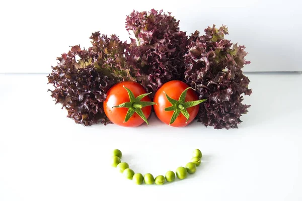 幸せそうな顔した野菜 白背景の — ストック写真