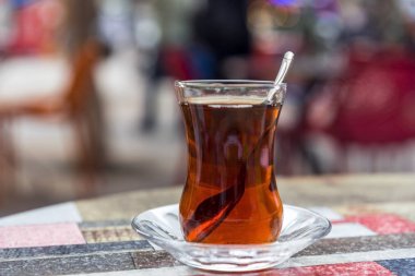Cafe masa kaşık ile Türk siyah çay