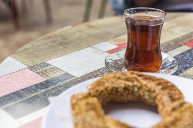 Simit ile bir bardak çay kafede, yakın çekim