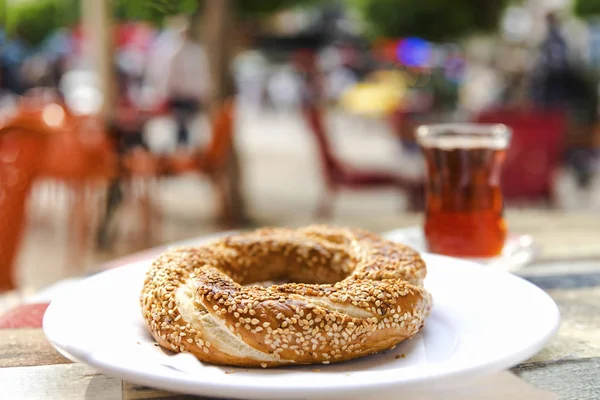 Türkischer Bagel Mit Türkischem Schwarztee Auf Einem Cafétisch Outdoor Fotografie — Stockfoto