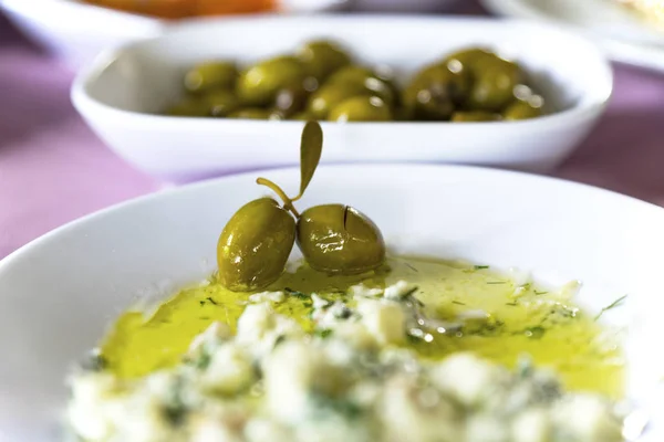 Grüne Oliven Mit Olivenöl Und Joghurtsoße — Stockfoto