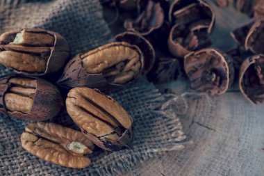 Fındık fıstığı ve ceviz kabuğu ahşap bir masada, makro, avantajlı nokta fotoğrafçılığının üstünde.