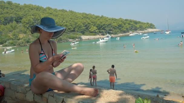 Brac Kroatië Augustus 2017 Jonge Vrouw Het Zandstrand Praten Smartphone — Stockvideo