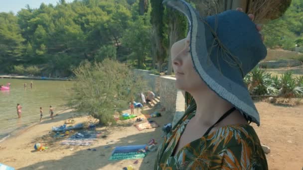 Брач Хорватія Серпня 2017 Молода Жінка Пляжі Прекрасний Сонячний Літній — стокове відео