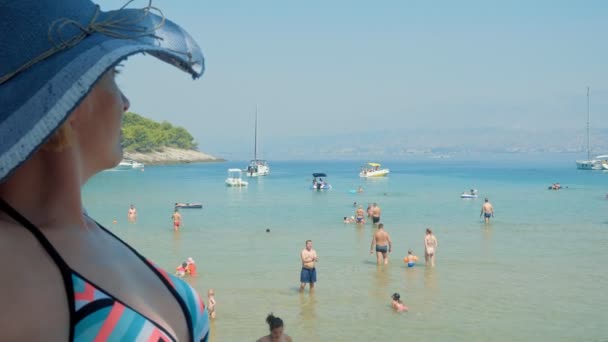 Brac Croatia Августа 2017 Года Молодая Женщина Пляже Прекрасный Солнечный — стоковое видео