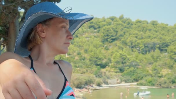 Junge Frau Strand Schöner Sonniger Sommertag Paradies Auf Erden Lovrecina — Stockvideo