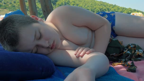 Молодий Хлопчик Спить Пляжі Літніх Канікулах — стокове відео