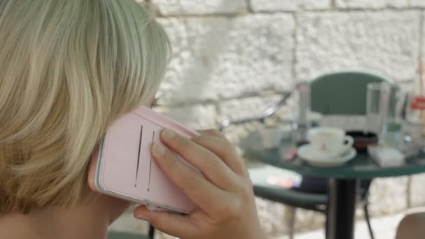 Joven Mujer Triste Angustiada Usando Smartphone Sentado Bajo Paraguas Cafetería — Vídeo de stock