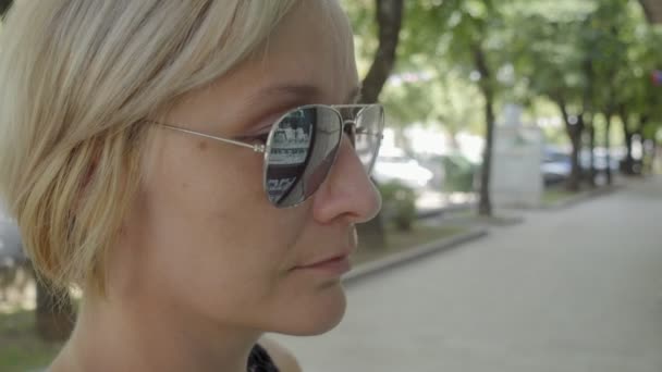 Mujer Rubia Joven Mirando Escaparate Joyería Escaparate Visible Reflejo Sus — Vídeo de stock