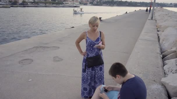 Mère Fils Quai Promenade Supetar Île Brac Croatie Europe Vacances — Video