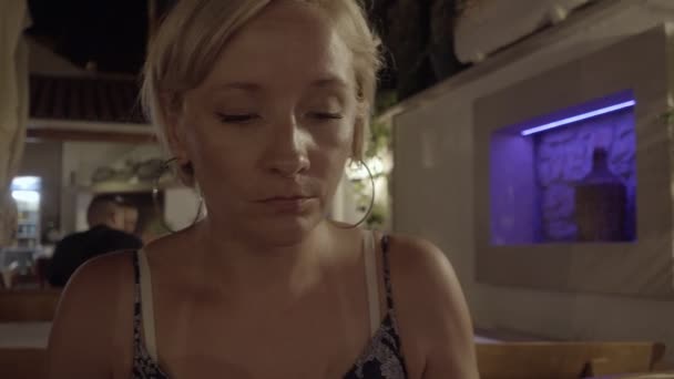 Jonge Vrouw Eten Het Terras Het Restaurant Zomervakantie Avond Nacht — Stockvideo