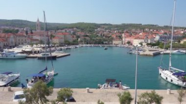 Supetar, Hırvatistan - 1 Ağustos 2017: Supetar, Brac Adası. Feribot bir manzara. Yalnızca içerik kullanımı!