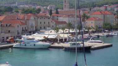 Supetar, Hırvatistan - 1 Ağustos 2017: Supetar, Brac Adası. Feribot bir manzara. Yalnızca içerik kullanımı!