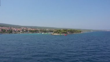 Supetar, Hırvatistan - 1 Ağustos 2017: Supetar, Brac Adası. Bırakarak feribot bir manzara. Yalnızca içerik kullanımı!