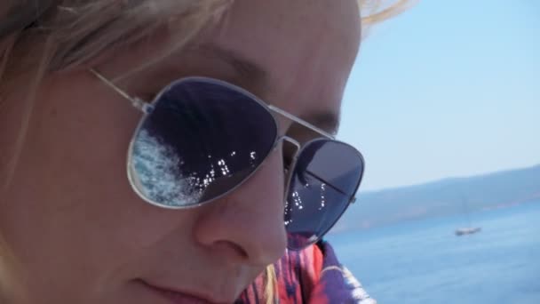 航海船上的女子看着大海 她的眼镜上的倒影中可见大海 夏天的时候 亚得里亚海 克罗地亚 — 图库视频影像