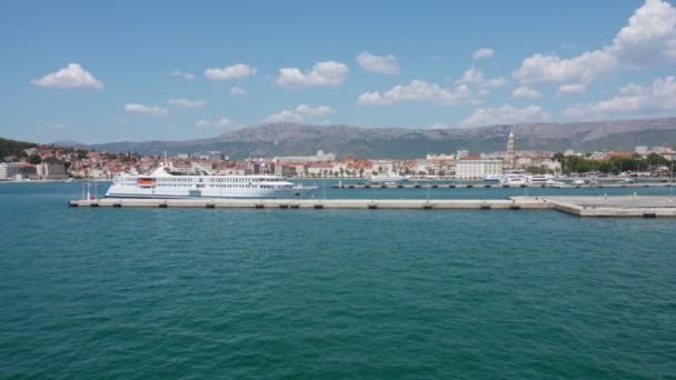 Split Croacia Agosto 2017 Navegación Barco Entrada Puerto Deportivo Hora — Vídeo de stock