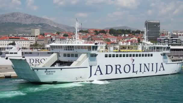 Οχηματαγωγό Πλοίο Ιστιοπλοΐα Και Εισερχόμενων Μαρίνα Στο Σπλιτ Κροατία Θερινή — Αρχείο Βίντεο